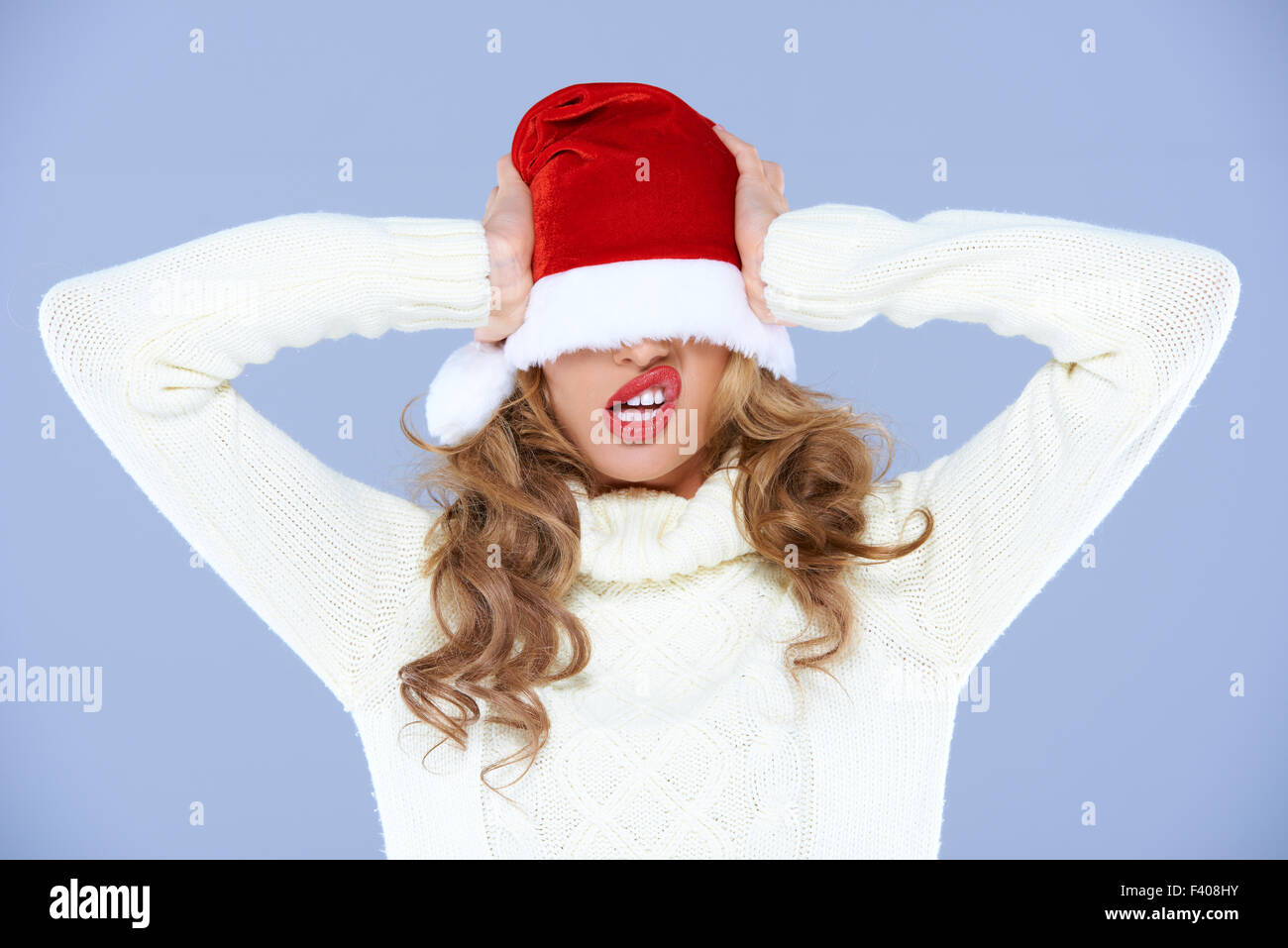 Junge Frau in einem übergroßen Weihnachtsmütze Stockfoto