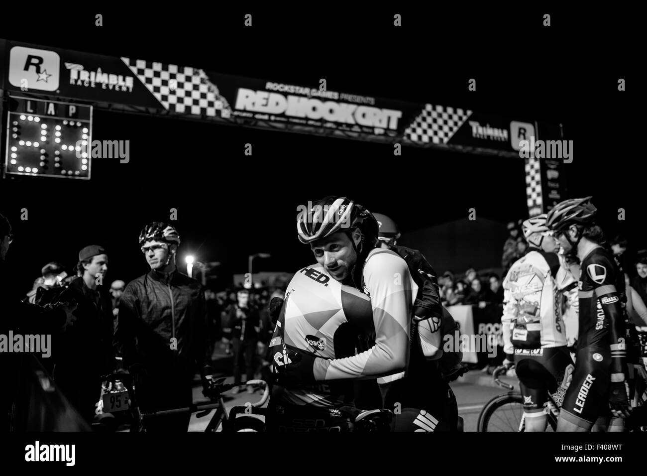 New York, New York.  25. April 2015: Zwei Radfahrer vor Beginn des main Event bei Red Hook Crit 8 Umarmung. Stockfoto