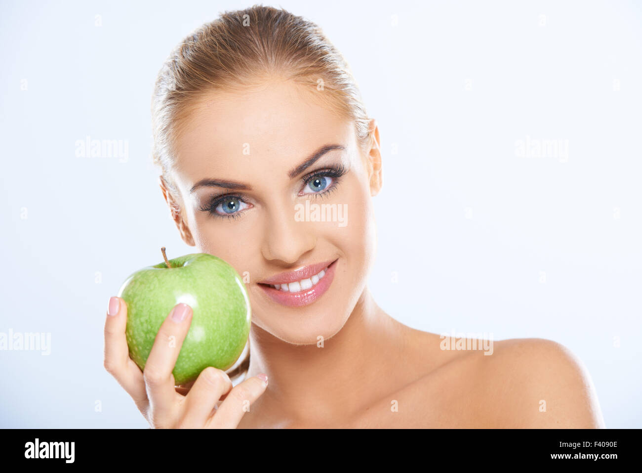 Hübsche Frau mit einem frischen grünen Apfel Stockfoto