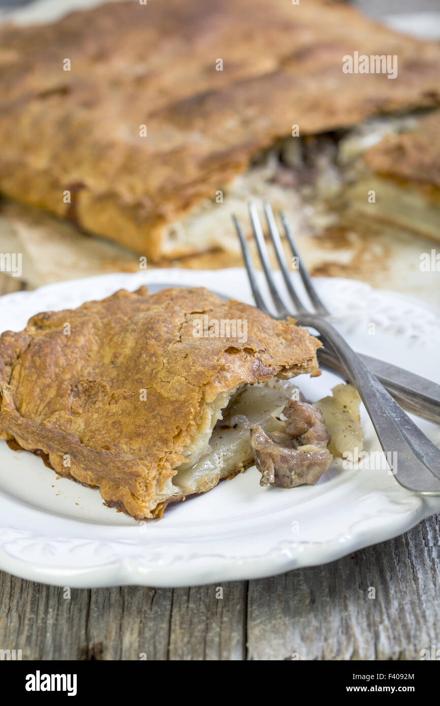 Stück hausgemachten Kuchen mit Fleisch. Stockfoto