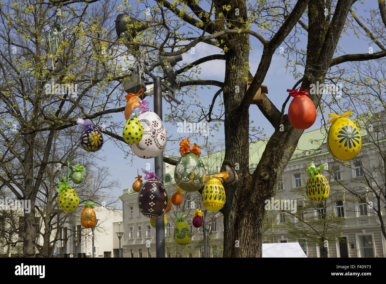 Dekorative Ostereier an einem Baum hängen Stockfoto