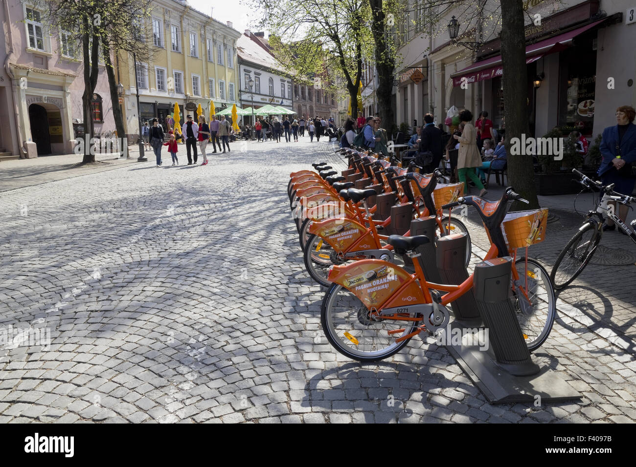 Orange-Self-service-Fahrräder Stockfoto