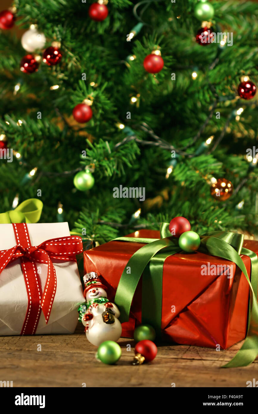 Weihnachtsgeschenke unter einem Baum Stockfoto