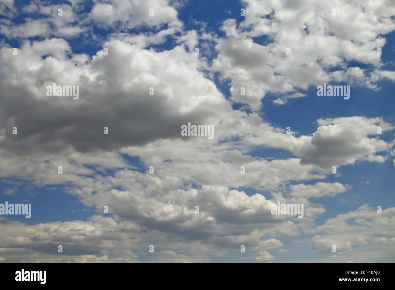 blauer Himmel und weiße Wolken Stockfoto