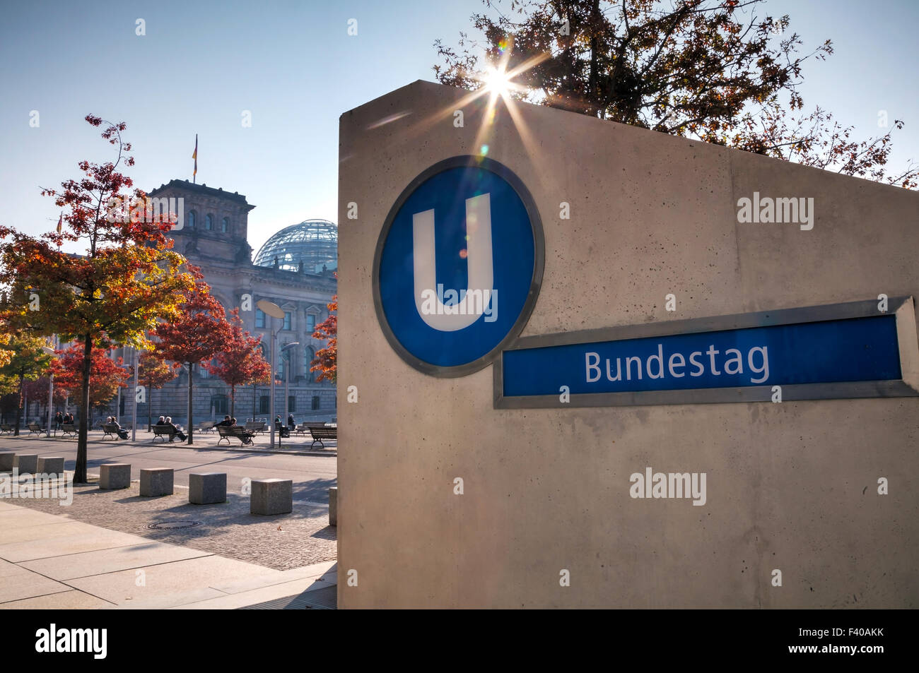 Unterirdische Zeichen der Bundestag in Berlin Stockfoto