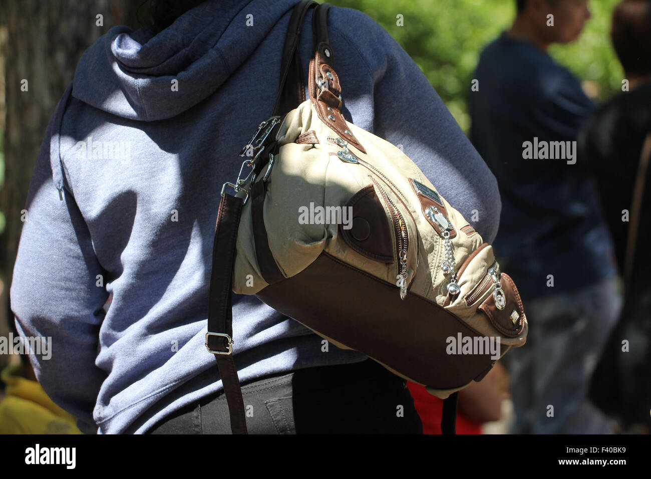 Person, die ein Rucksack Stockfoto