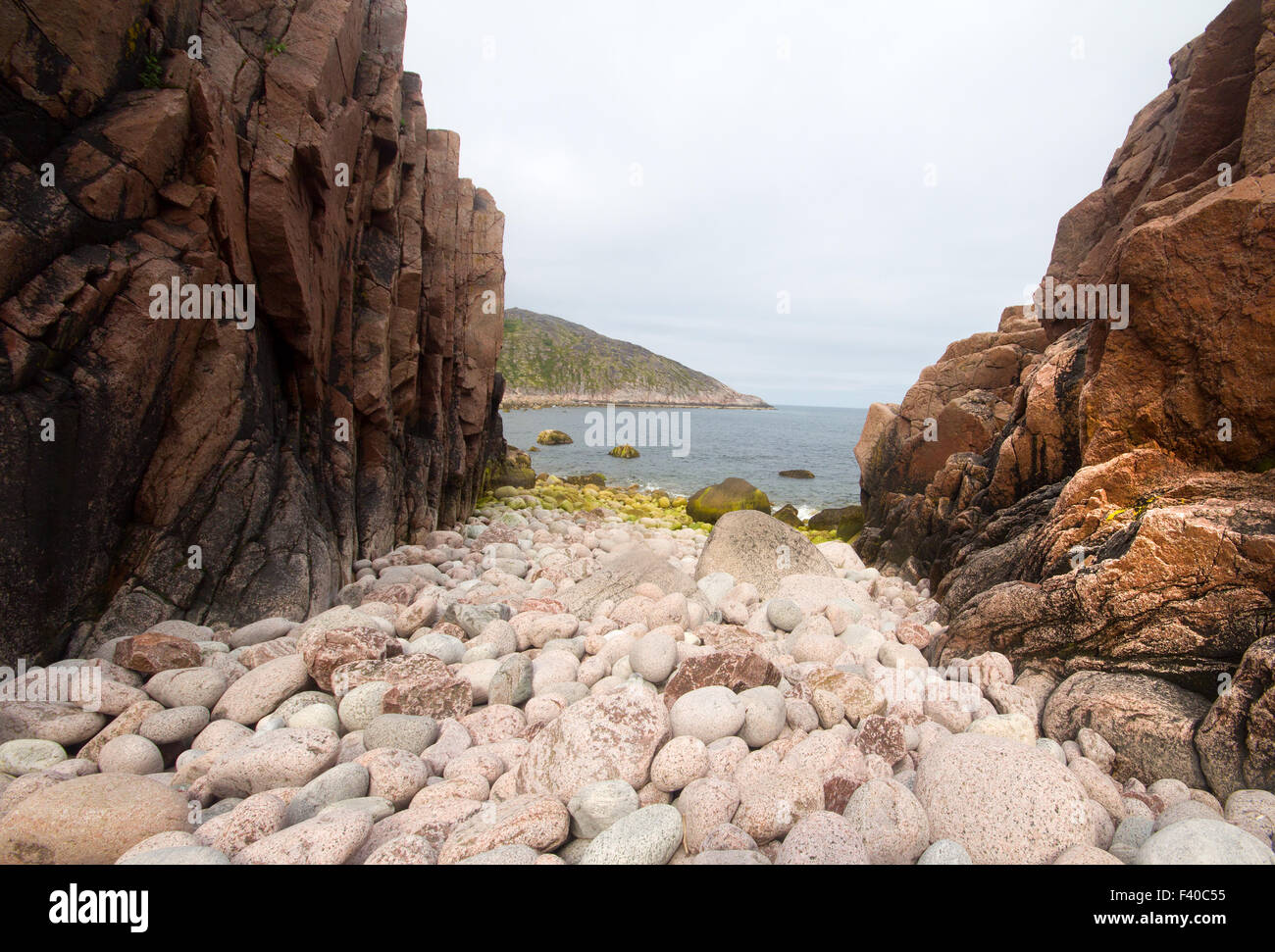 Küste der Barentssee große Runde Steine Stockfoto
