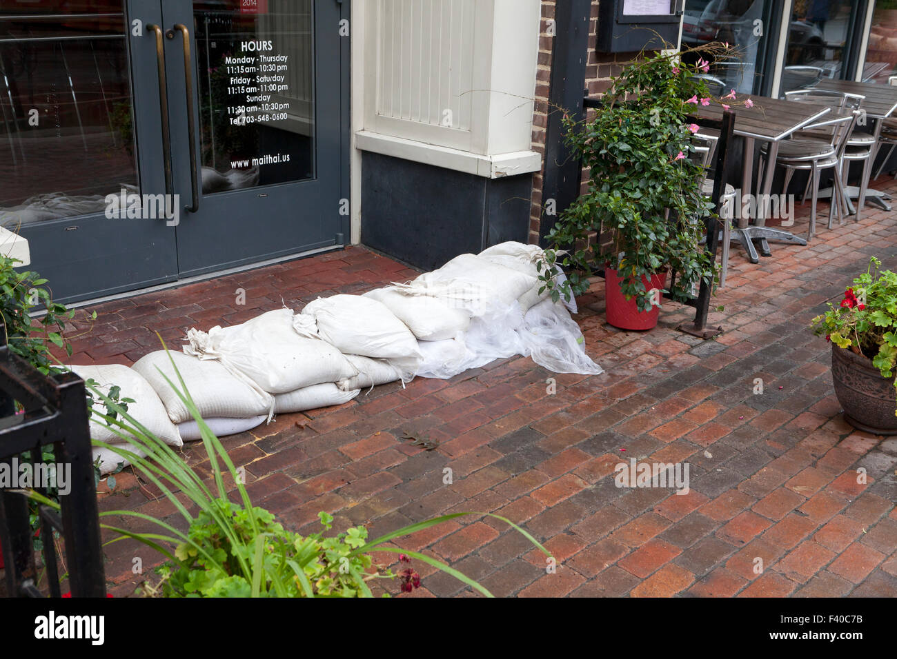 Sandsäcke am Geschäft Gebäudeeingang in Vorbereitung für Hochwasser - Alexandria, Virginia, Vereinigte Staaten Stockfoto