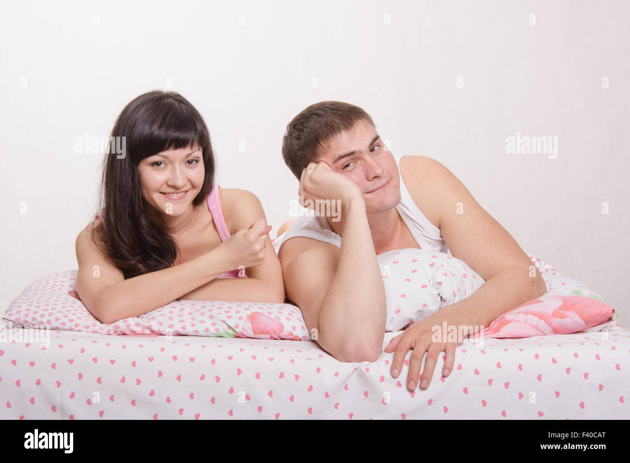Frau zeigt Abb. Mann im Bett Stockfoto