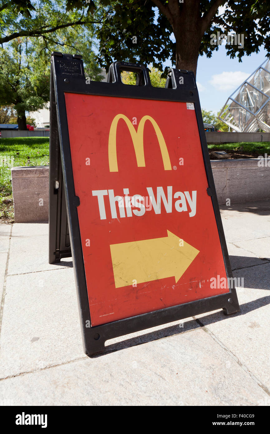 A-förmige Zeichen für McDonalds auf Bürgersteig - USA Stockfoto