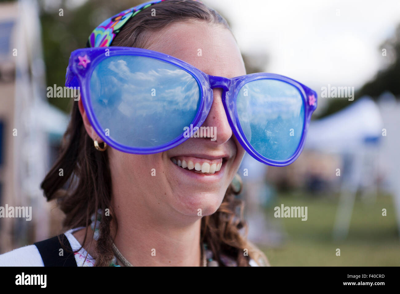 Frau trägt übergroße Sonnenbrille Neuheit - USA Stockfoto