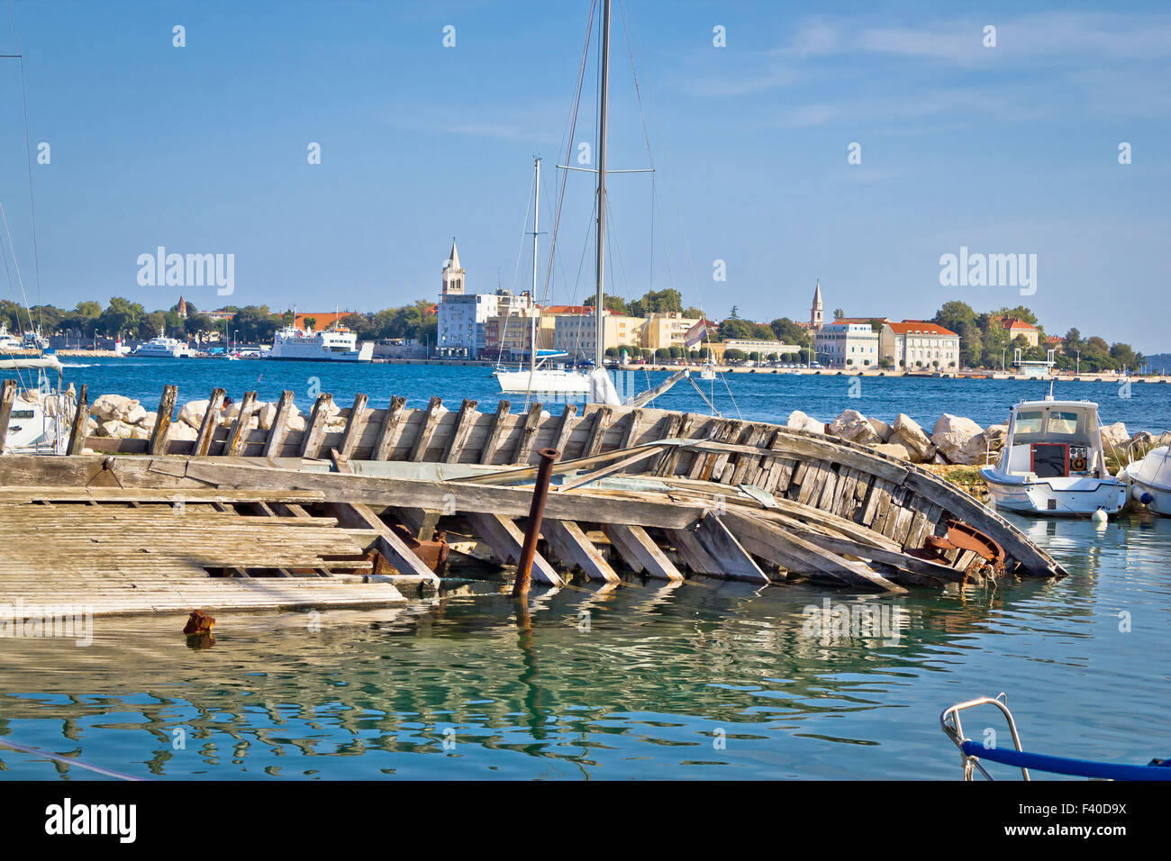 Altes versenkt Holzschiff in Zadar Stockfoto