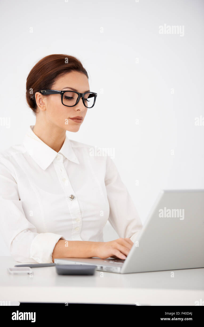 Serious Office Frau Tippen auf Laptop Stockfoto