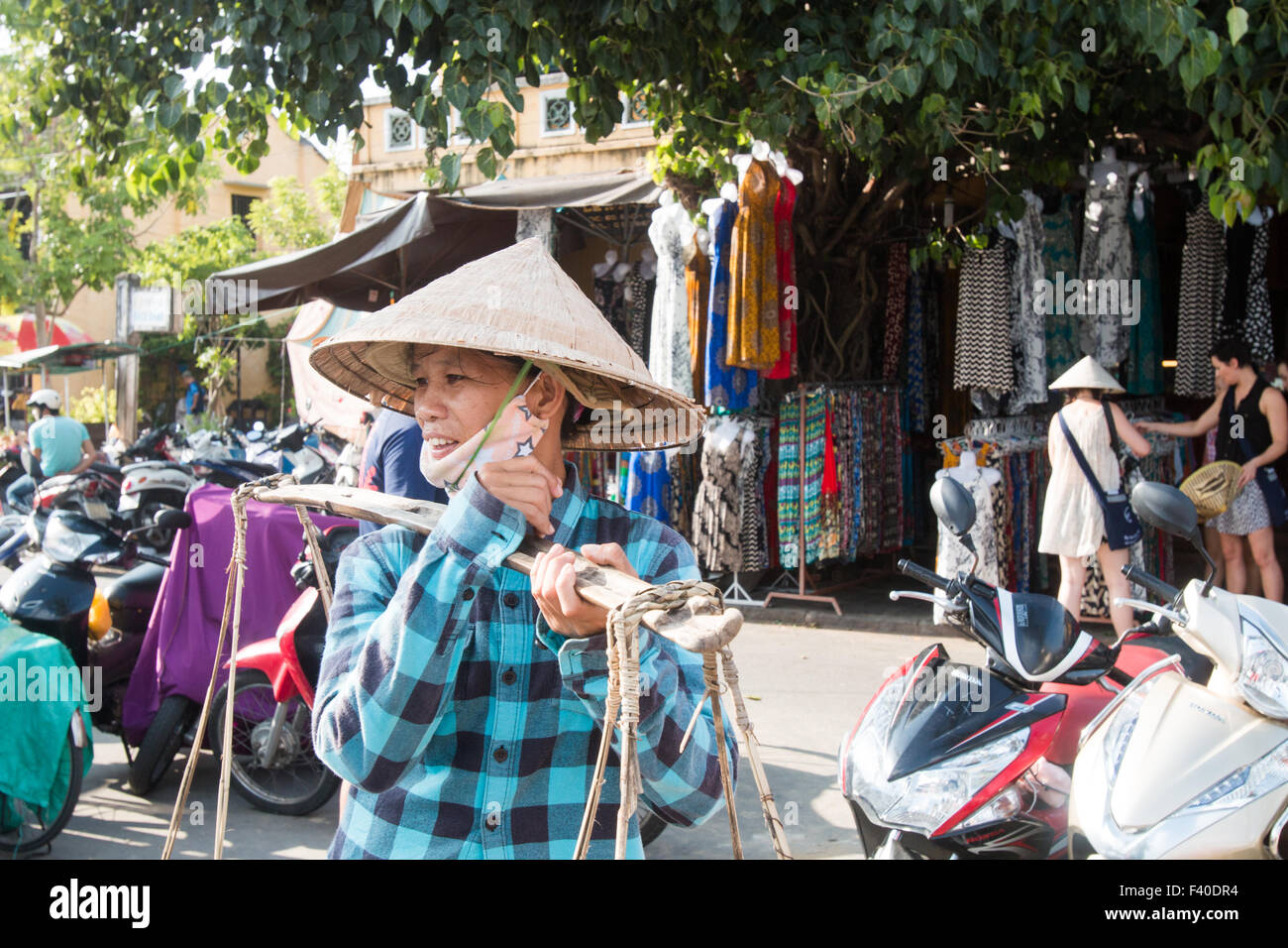 Hoi an, Vietnam. Asiatische Dame mit Obst auf ihr Joch durchgeführt. Stockfoto