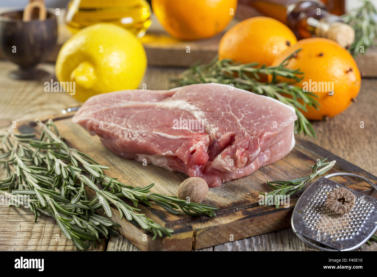 Stück Schweinefleisch und Rosmarin. Stockfoto