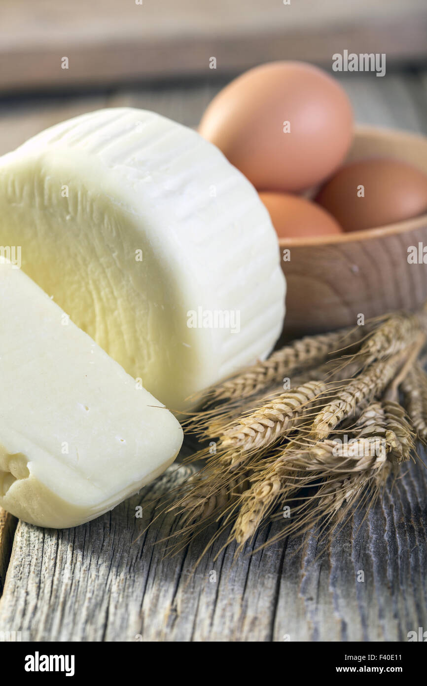 Georgischer Käse, Eiern und Getreide. Stockfoto