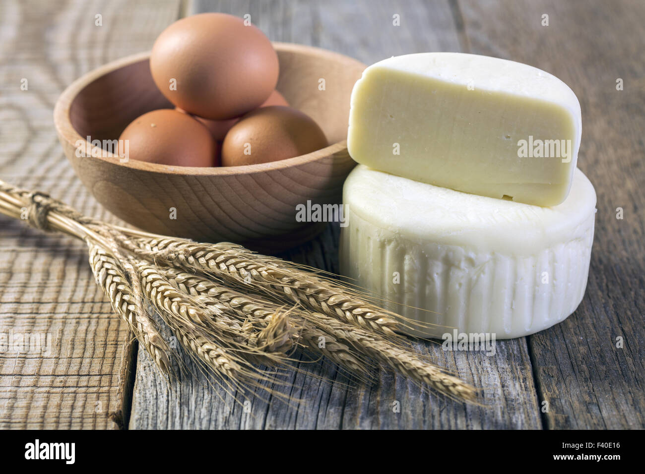 Käse, Ei und Weizen Ohren. Stockfoto