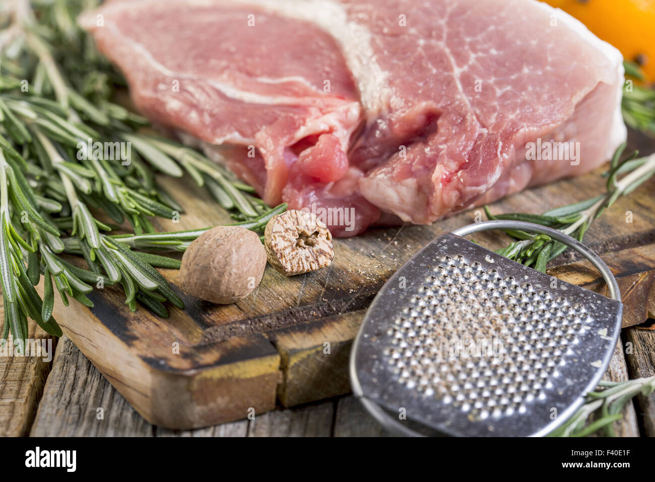 Rosmarin, Schweinefleisch und Muskatnuss. Stockfoto