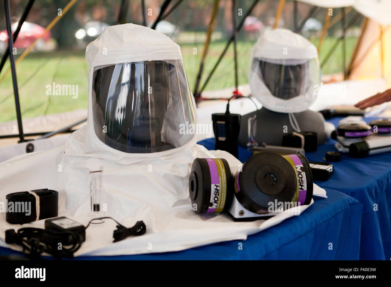 HAZMAT Anzug, Maske und Atemschutzgerät - USA Stockfoto