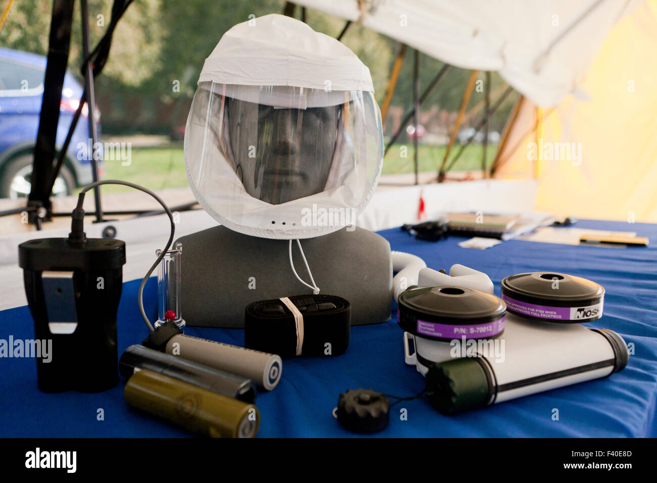 HAZMAT Anzug, Maske und Atemschutzgerät - USA Stockfoto