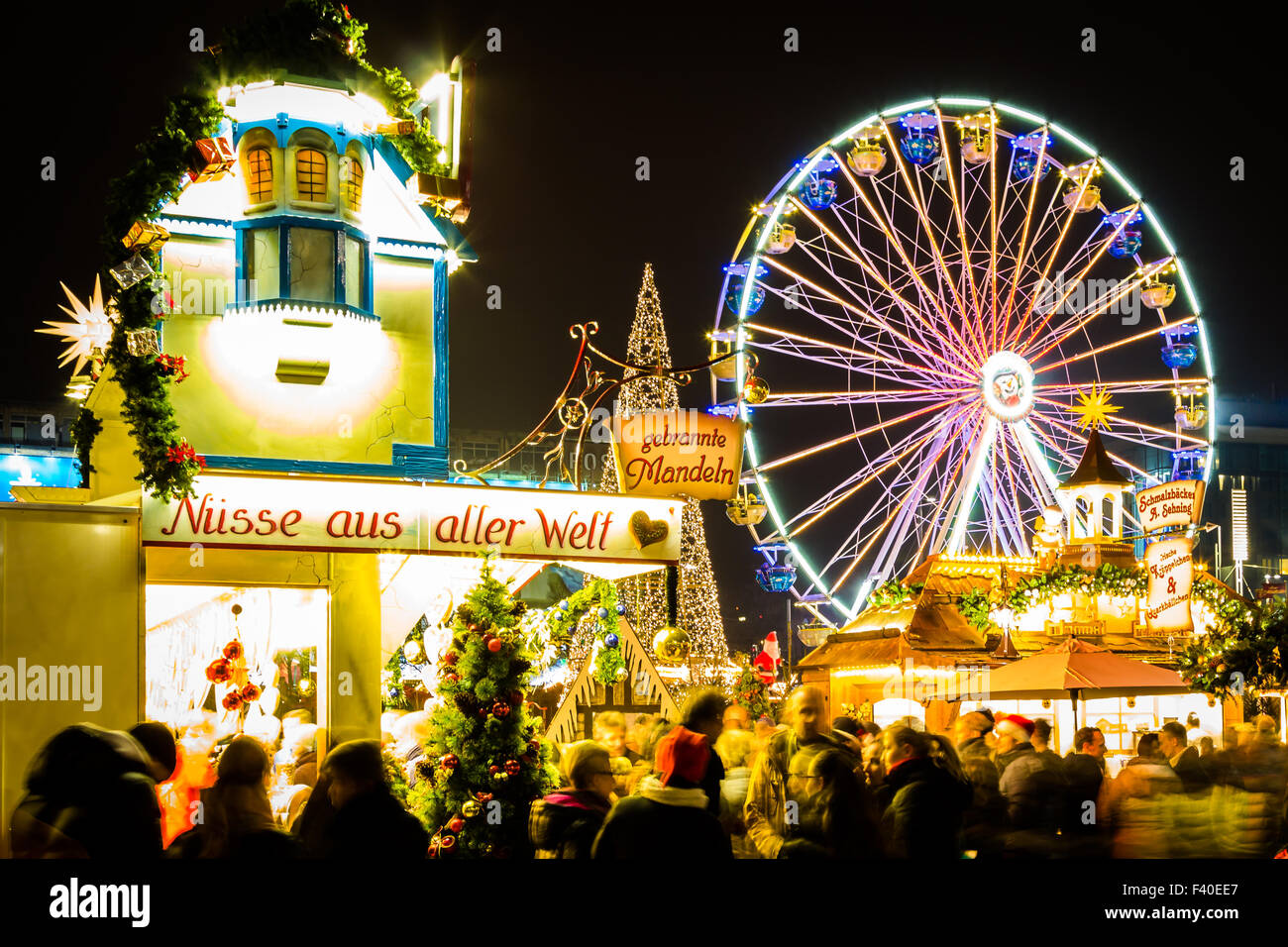 Weihnachtsmarkt mit Riesenrad Stockfoto