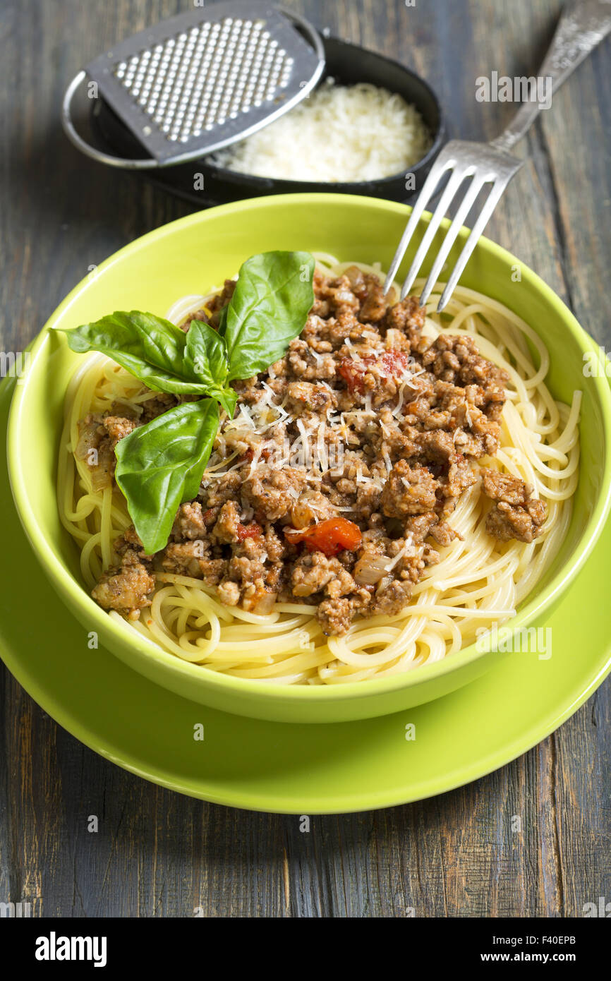 Schüssel Spaghetti mit Bolognese-Sauce. Stockfoto