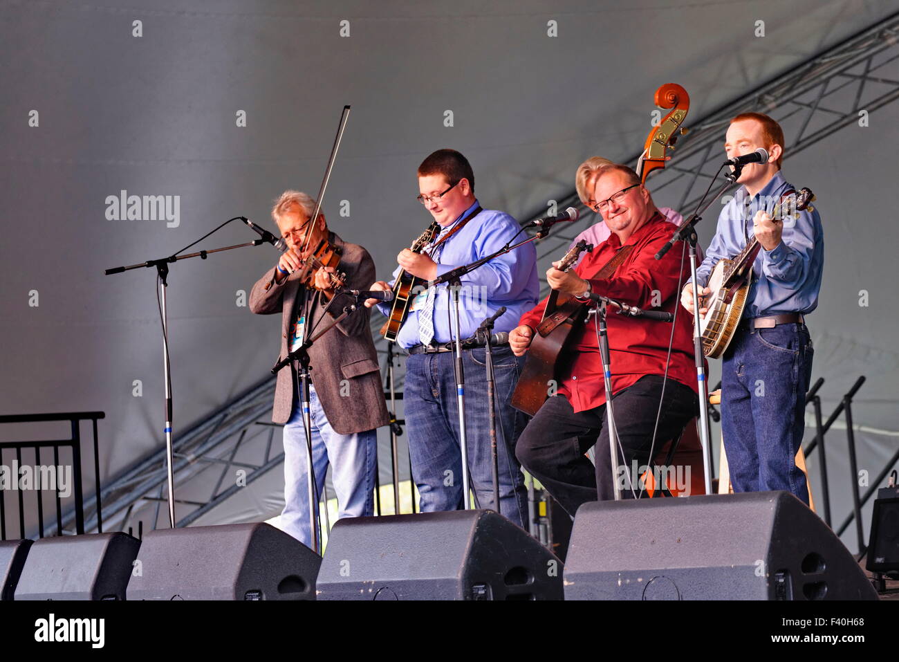 Die renommierte Bluegrass-Band Danny Paisley & The Southern Grass tritt beim Richmond Folk Festival in Richmond, VA, auf. Stockfoto