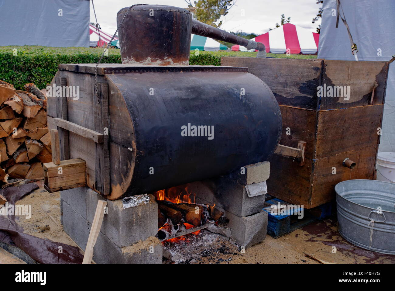 Eine funktionierende Nachbildung von Moonshine wurde immer noch verwendet, um die Herstellung von hausgemachtem Mais-Whiskey zu demonstrieren. Stockfoto