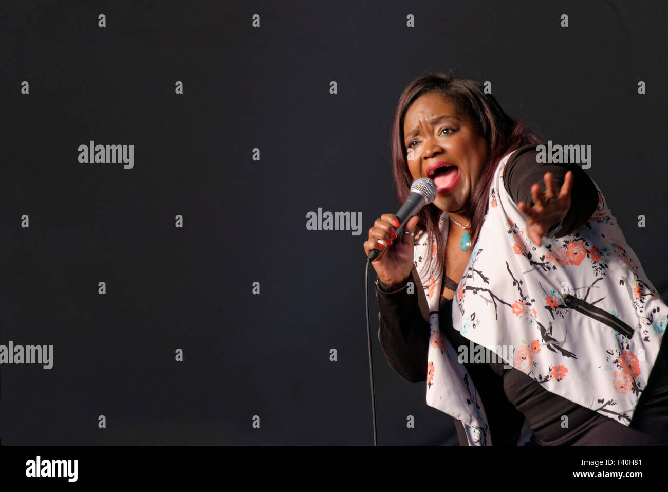 Die afroamerikanische Bluessängerin Shamekia Copeland konzertiert beim Richmond Folk Festival, Richmond, VA. Stockfoto