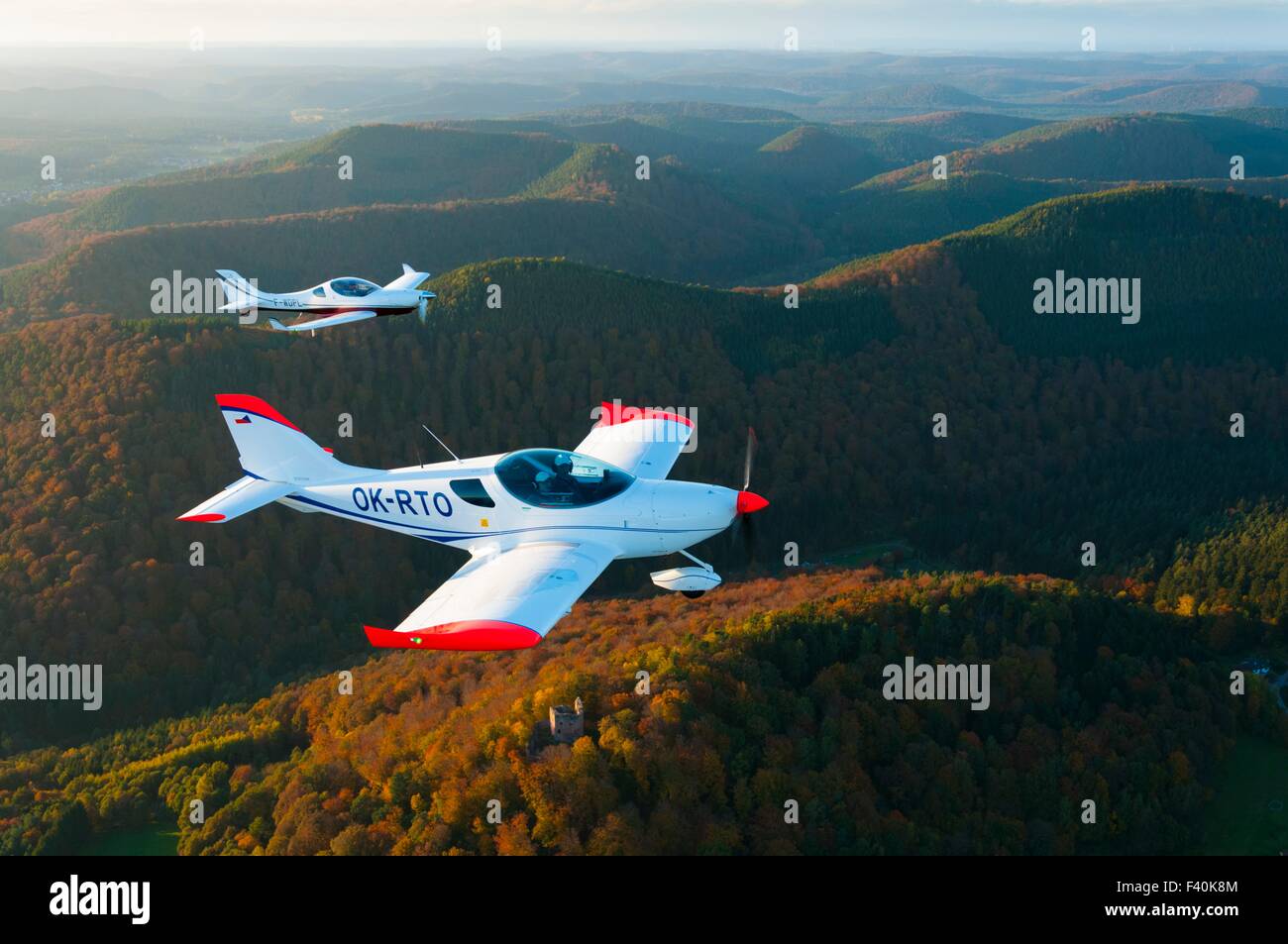 Frankreich, Bas Rhin (67), Windstein, PS-28 Kreuzer und Aerospool Dynamic Flugzeuge fliegen von Chateau Neuf de Windstein Burg (Antenne Stockfoto