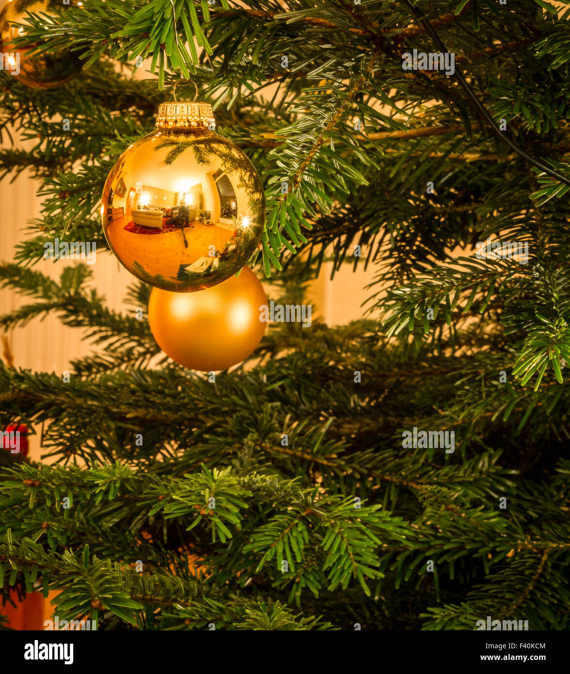 Goldenen Glitter Ball am Weihnachtsbaum Stockfoto