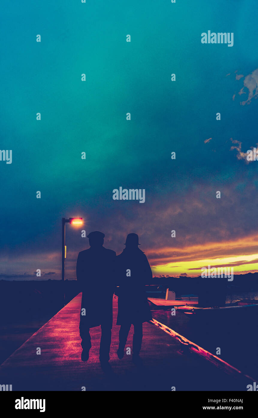 Retro-romantisch zu zweit bei Sonnenuntergang Stockfoto