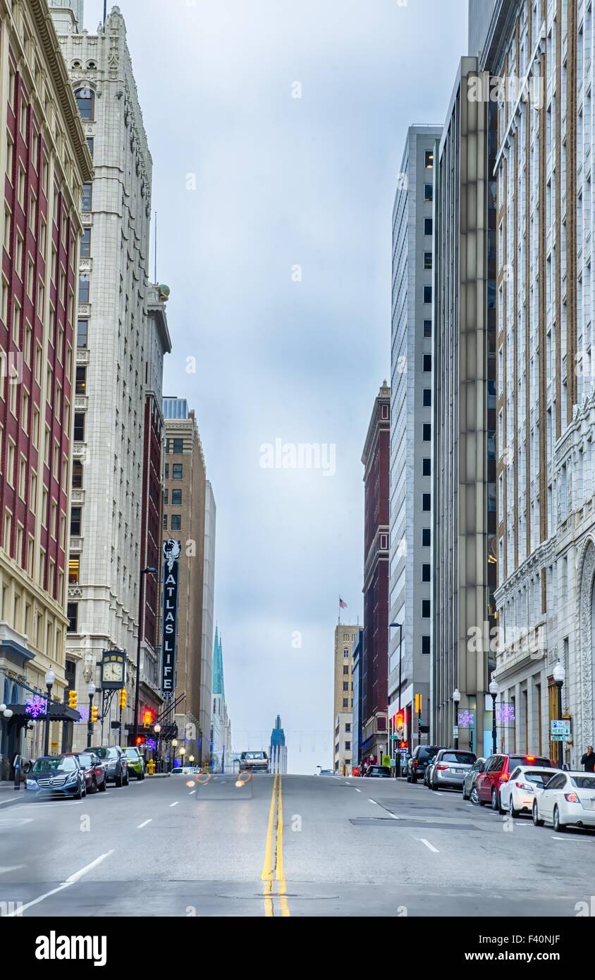 Skyline der Stadt Tulsa um Straßen der Innenstadt Stockfoto