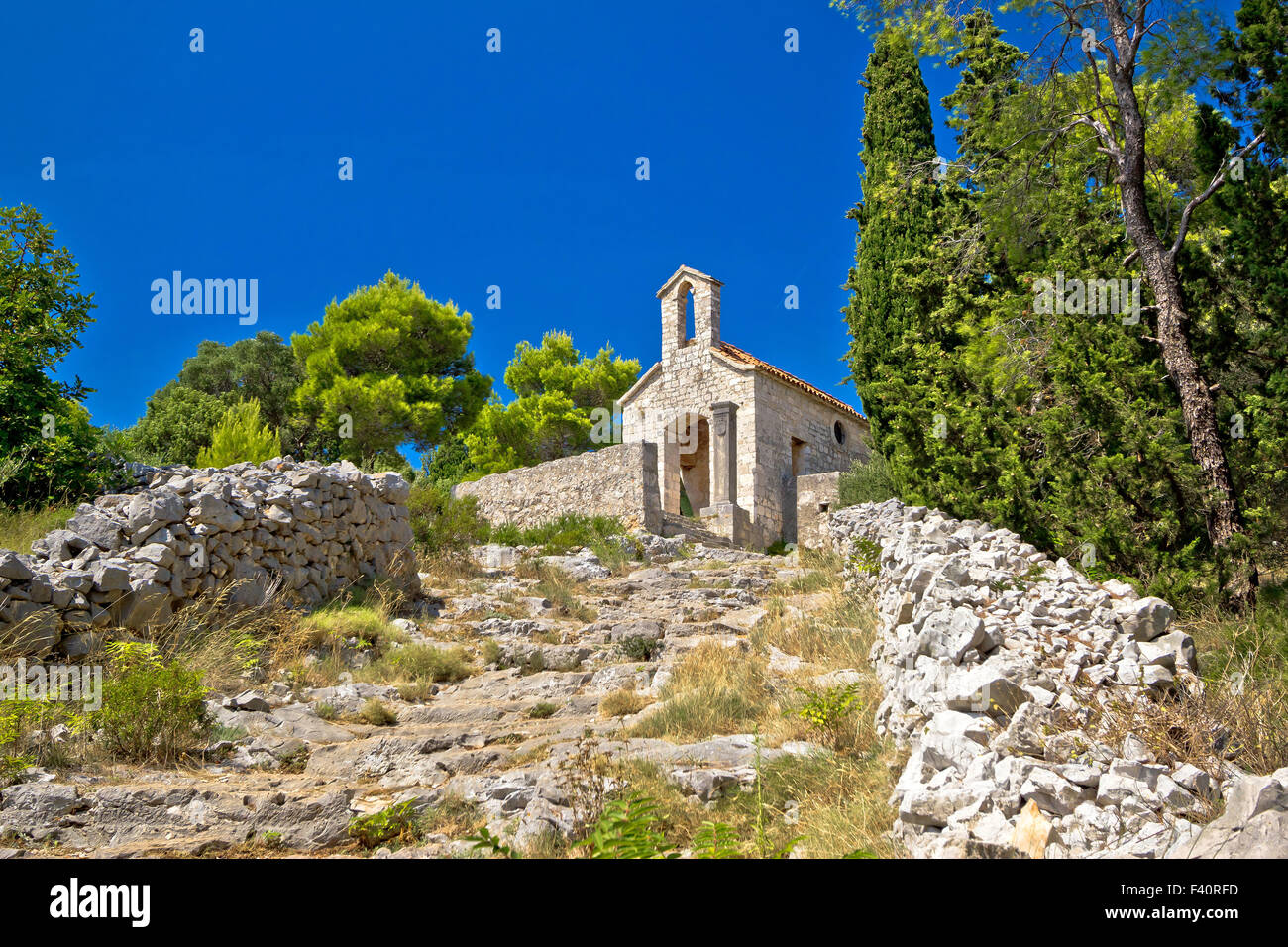 Alte steinerne Kapelle auf der Anhöhe der Insel Hvar Stockfoto