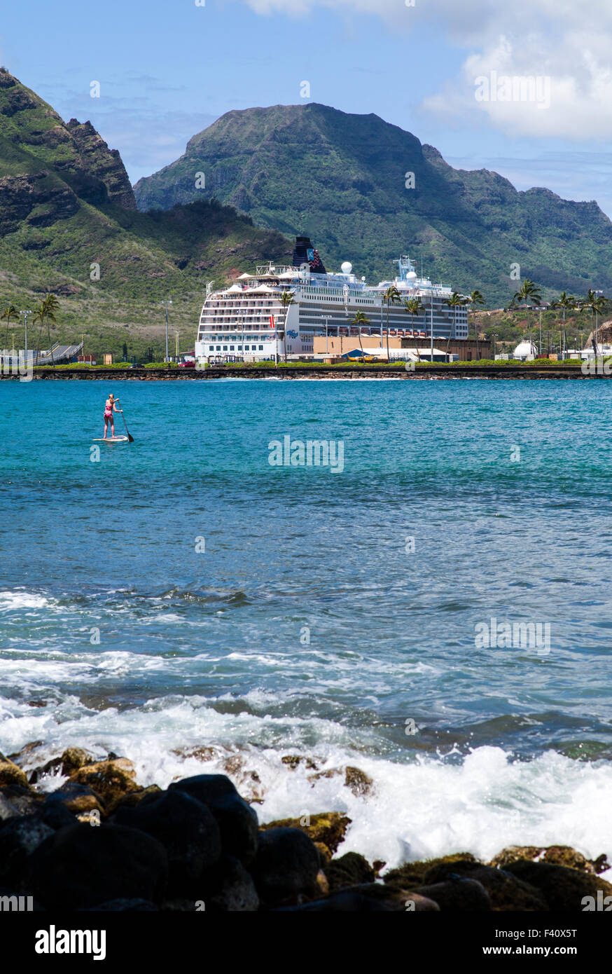 Touristen genießen standup Paddleboards, Kreuzfahrtschiff über Kalapaki Bay, Kaua'i, Hawaii, USA Stockfoto