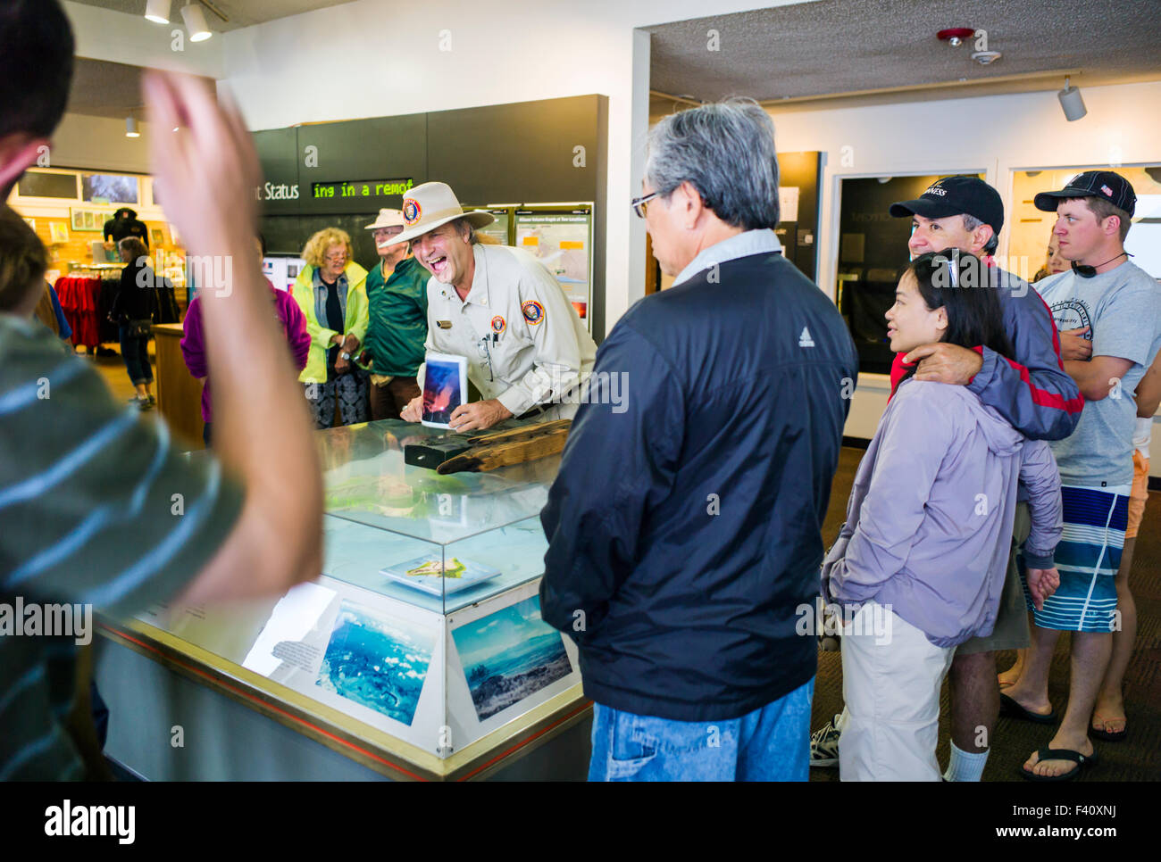 Touristen zu hören, ein Park Ranger Präsentation, Jaggar Museum, Hawaii Volcanoes National Park, Big Island, Hawaii, USA Stockfoto