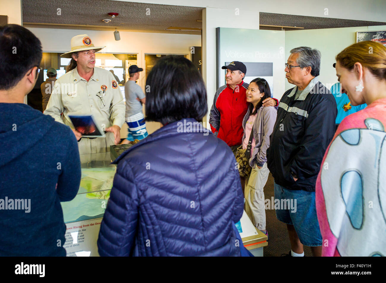 Touristen zu hören, ein Park Ranger Präsentation, Jaggar Museum, Hawaii Volcanoes National Park, Big Island, Hawaii, USA Stockfoto