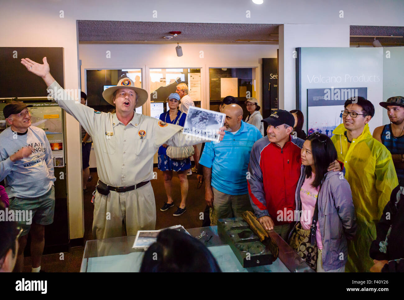 Touristen zu hören, ein Park Ranger Präsentation, Jaggar Museum, Hawaii Volcanoes National Park, Big Island, Hawaii, USA Stockfoto