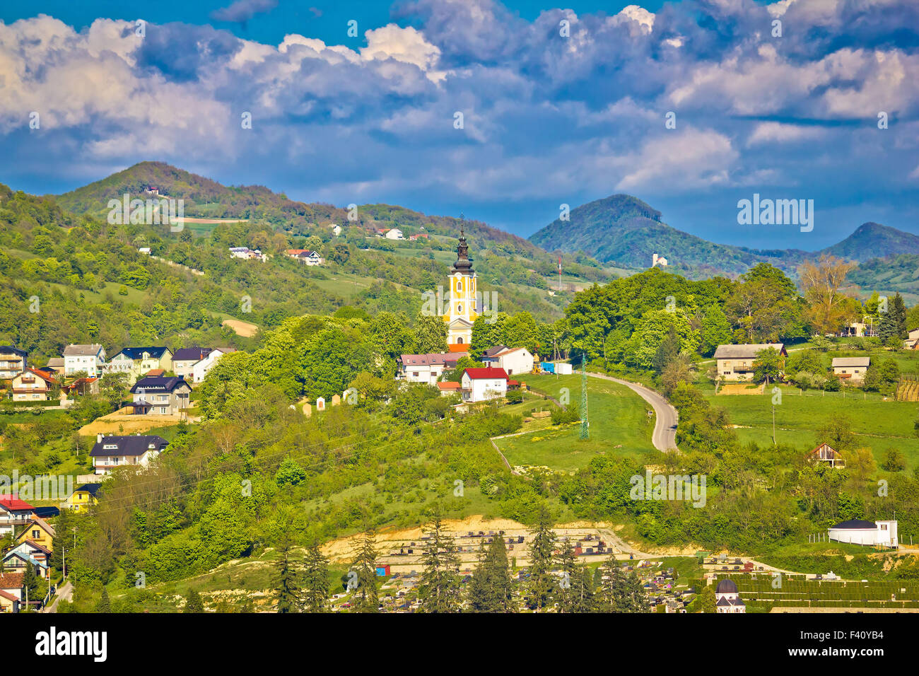 Grüne Hügel und Kirchen von Zagorje Stockfoto