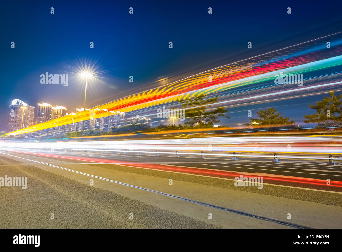 Lichtspuren auf der Stadtautobahn Stockfoto