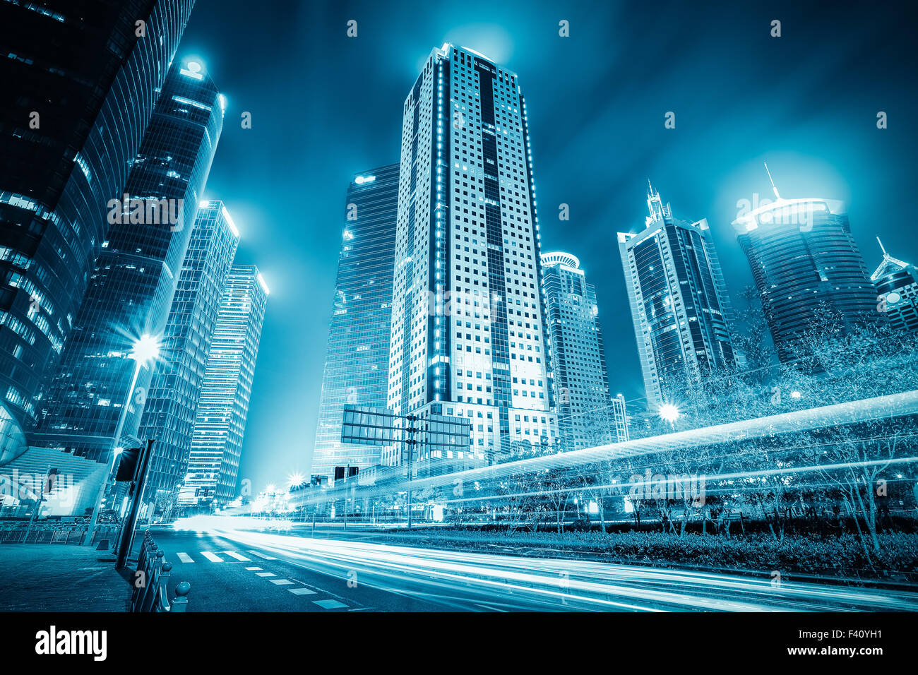 futuristische Stadt mit Lichtspuren Stockfoto