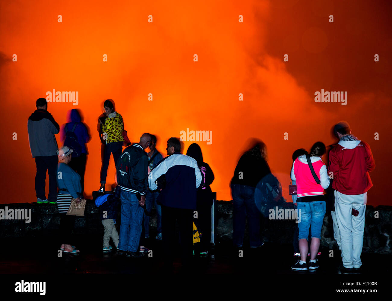 Besucher in der Silhouette in der Abenddämmerung, Lava glühende Kilaueea Caldera Vulkan, Hawai ' i Volcanoes National Park, Big Island, Hawaii, USA Stockfoto