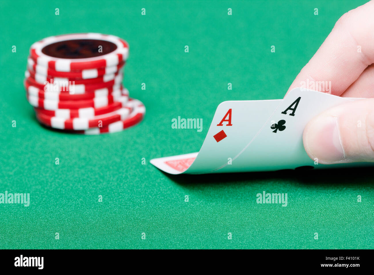 Kartenspieler. Männliche Hand mit Karten Stockfoto