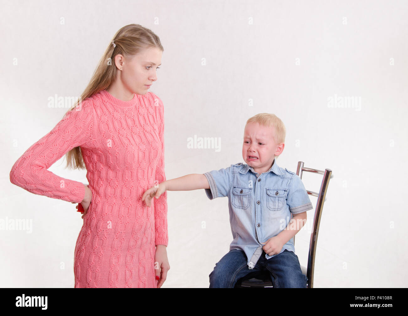 Junge Mutter ausgewählt einer Spielzeug meines Sohnes Stockfoto