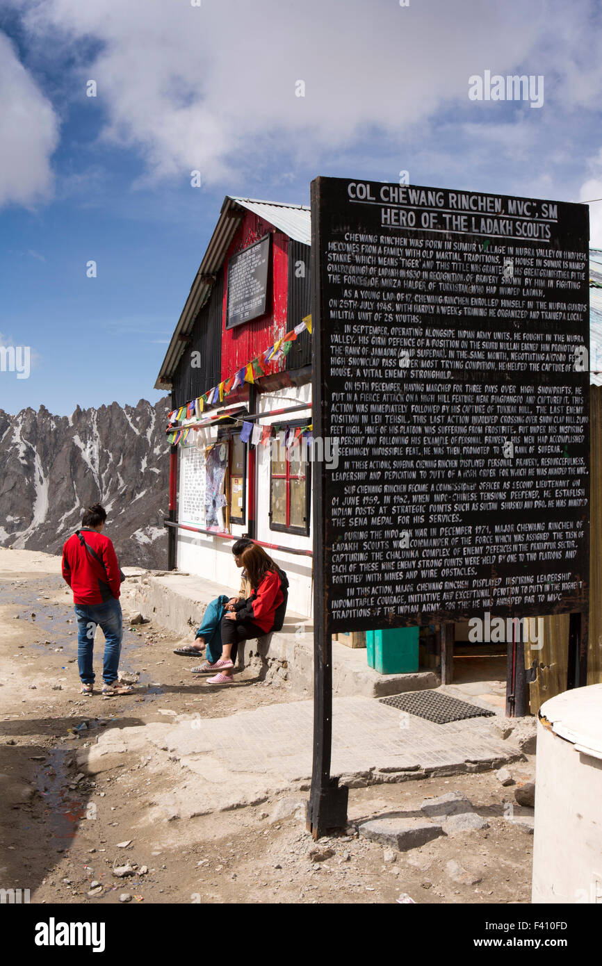 Indien, Jammu & Kashmir, Ladakh, Leh, Khardung La Pass, Held von Ladakh Pfadfinder Zeichen im Armee-café Stockfoto