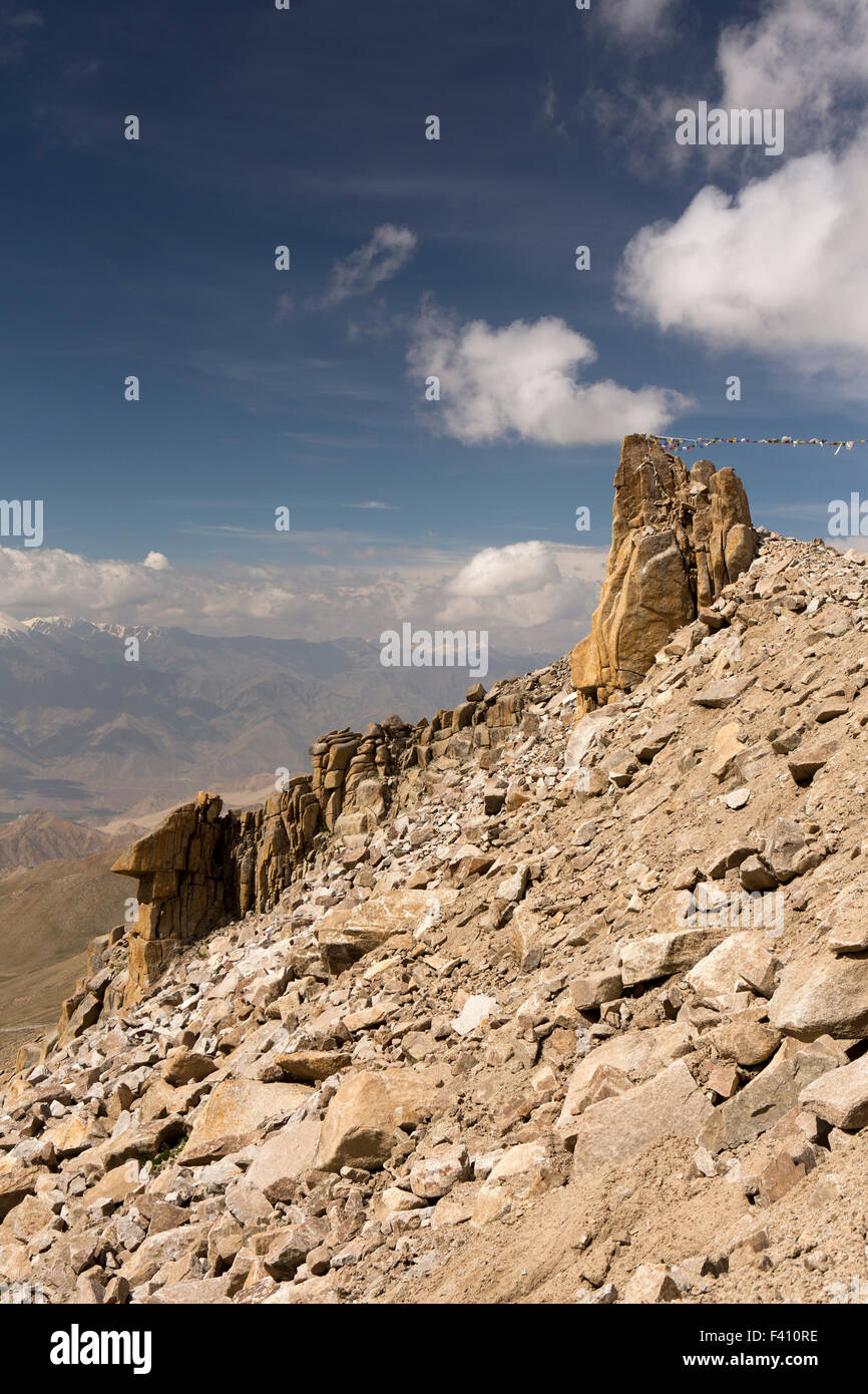 Indien, Jammu & Kashmir, Ladakh, Leh, Gebetsfahnen über gefährliche Abschnitt der Khardung La pass Stockfoto