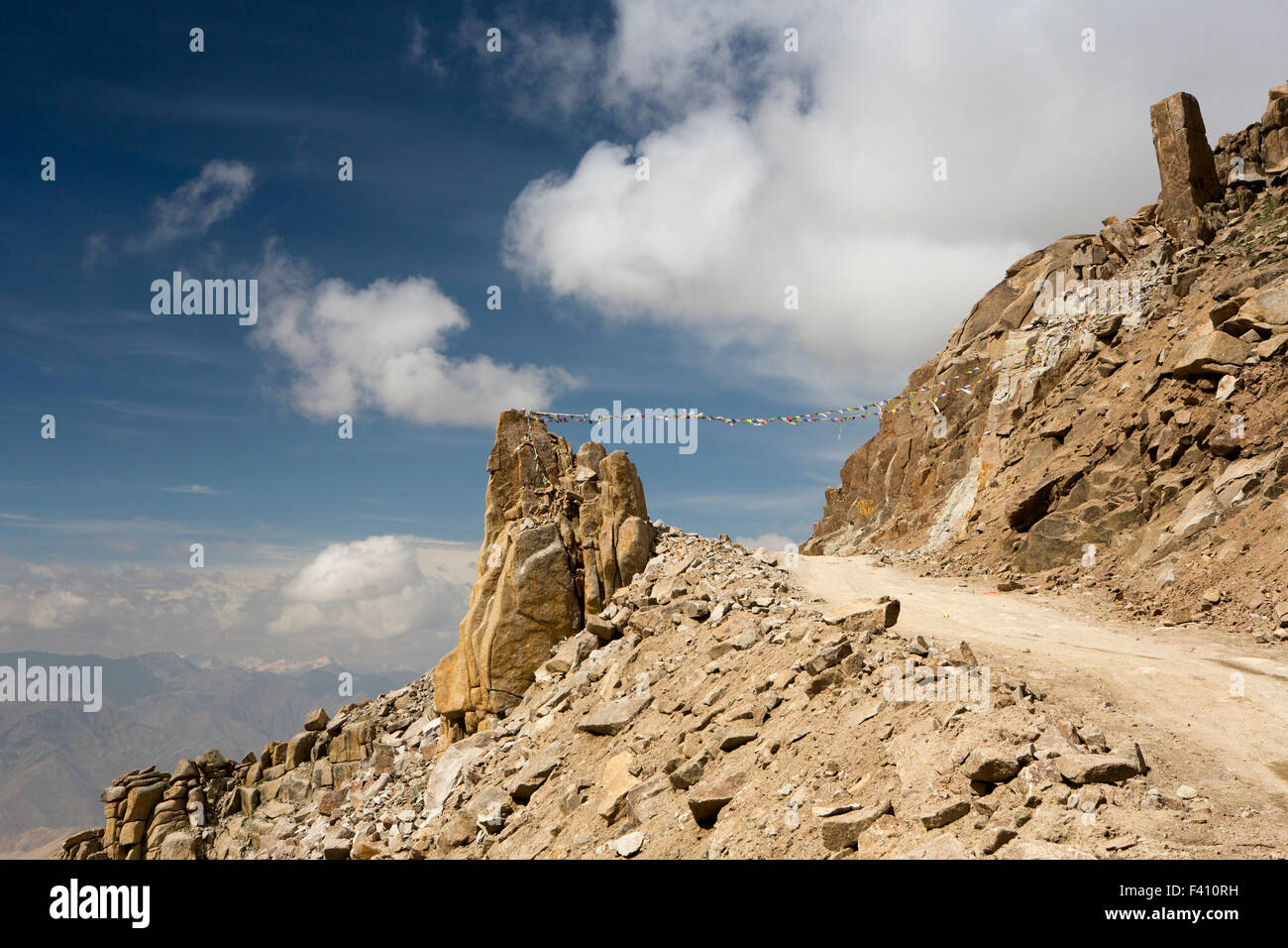 Indien, Jammu & Kashmir, Ladakh, Leh, Gebetsfahnen über gefährliche Bereich des Khardung La pass Stockfoto