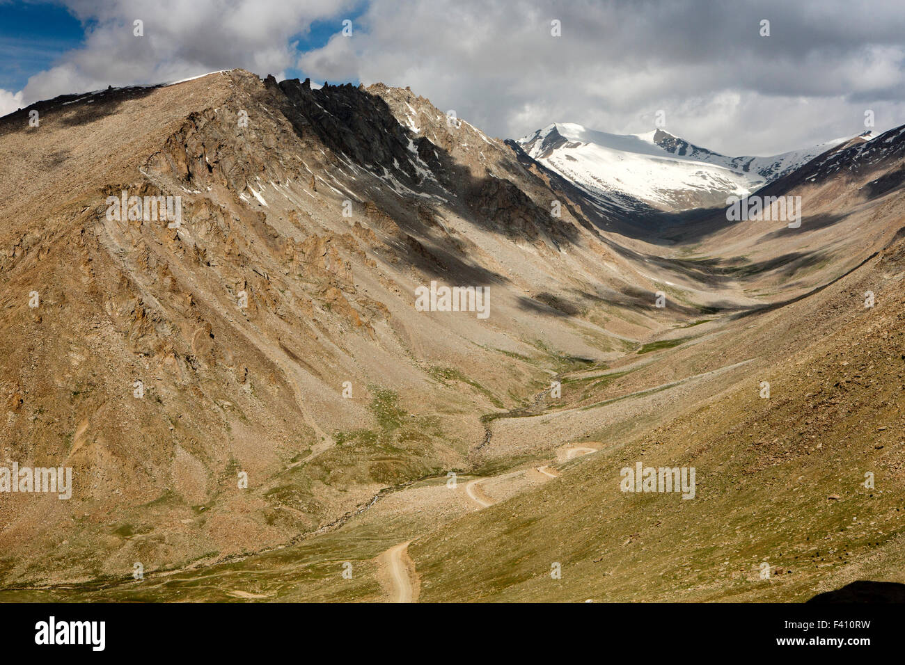 Indien, Jammu & Kashmir, Ladakh, Leh, Ladakh Range Berge und Stream am Khardung La pass Stockfoto