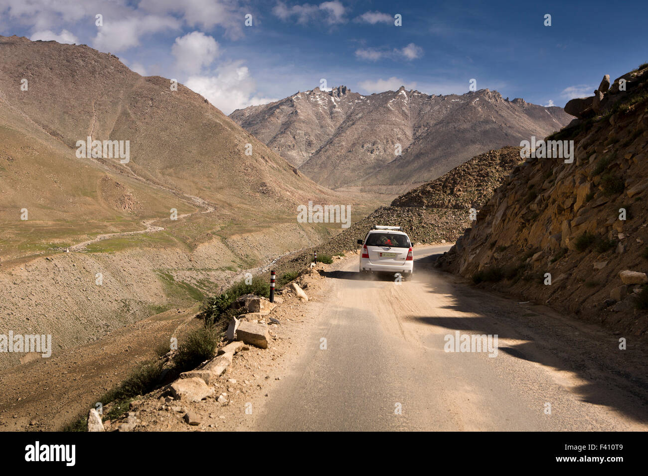 Indien, Jammu & Kashmir, Ladakh, Leh, Autofahren auf Abschnitt der Route zum Khardung La, der weltweit höchste befahrbare Straße befestigen Stockfoto