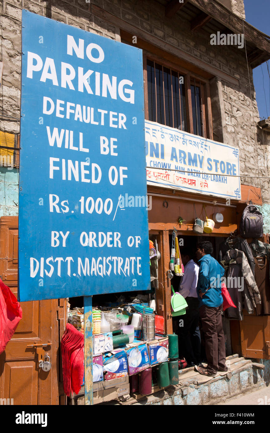 Indien, Jammu & Kashmir, Ladakh, Leh, Main Bazaar, No Parking, Beschluss vom Amtmann, unterzeichnen Stockfoto